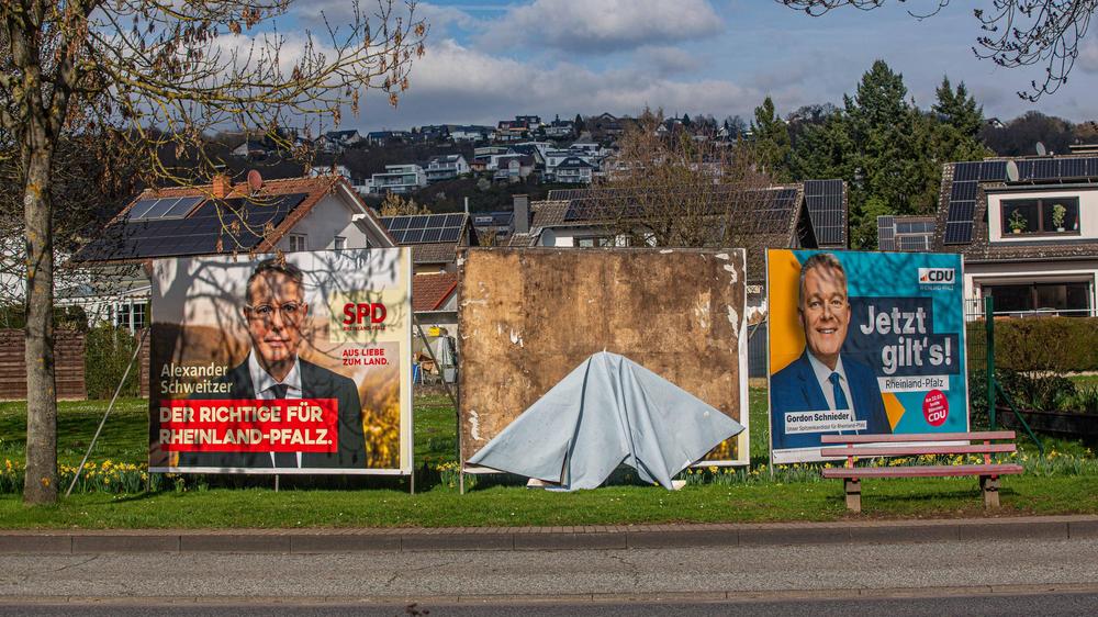 Landtagswahl in Rheinland-Pfalz: Wahlplakate der CDU und SPD in der Landeshauptstadt Mainz: In Rheinland-Pfalz dürfte es zu einem engen Zweikampf der beiden Parteien um die Regierungsmehrheit kommen.