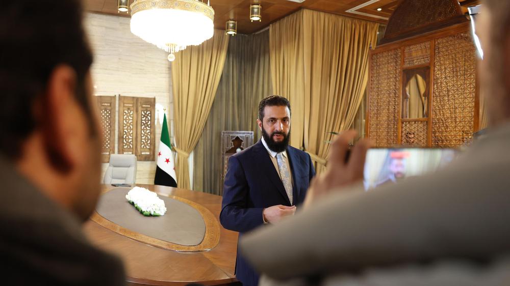 Ahmed al-Scharaa: Der syrische Präsident Ahmed Al-Sharaa im Januar 2026 bei der Unterzeichnung eines Waffenstillstandsabkommens mit den kurdisch geführten Syrischen Demokratischen Kräften (SDF).