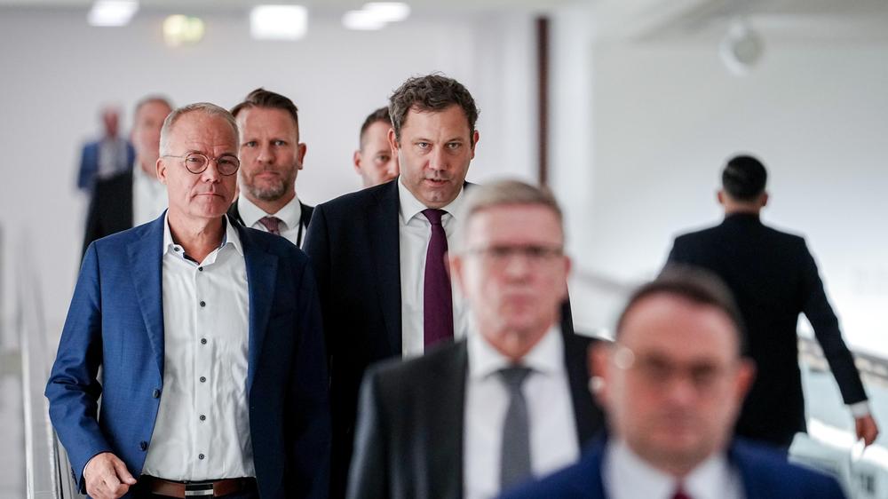  Trotz Kritik aus der Opposition verteidigt die Bundesregierung die Nutzung des Sondervermögens.