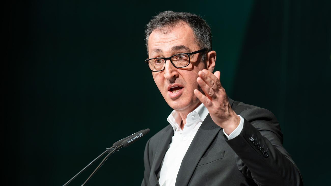 Baden-Württemberg: Cem Özdemir kündigt für Fall des Wahlsiegs Handyverbot in Schulen an