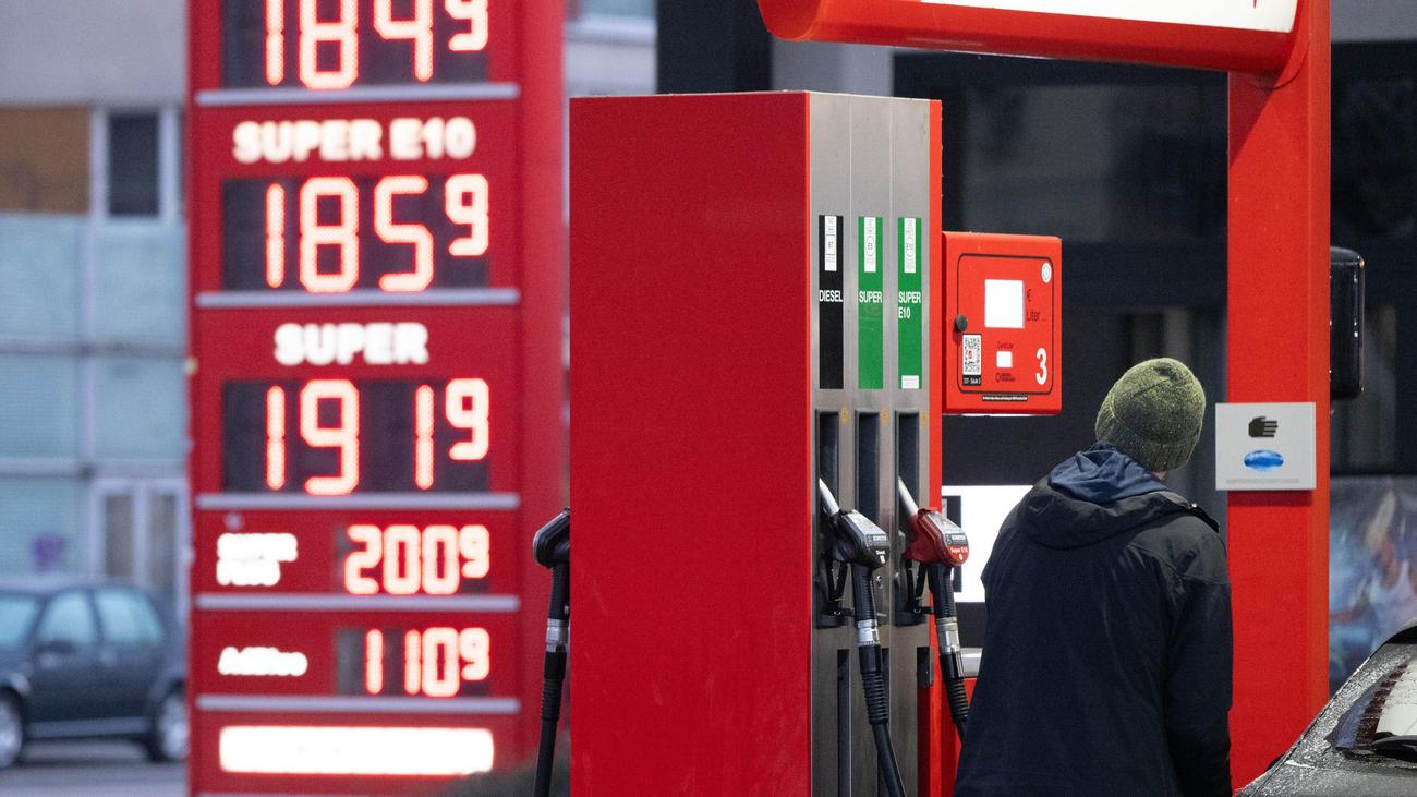 Spritpreise: Katherina Reiche lässt hohe Preise an Tankstellen prüfen