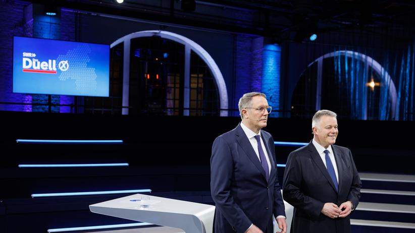 Landtagswahl: Der rheinland-pfälzische Ministerpräsident Alexander Schweitzer (links) und Gordon Schnieder, CDU-Spitzenkandidat, stehen im Studio vor Beginn des TV-Duells.