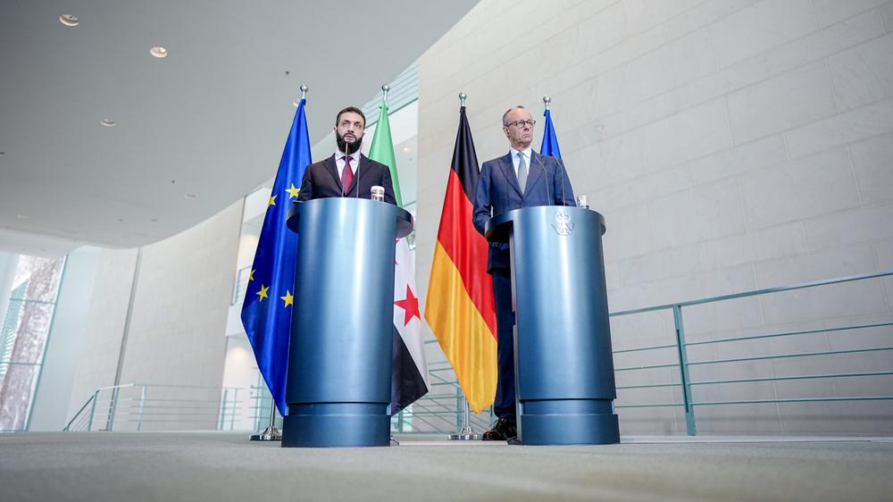  Syriens Übergangspräsident Ahmed al-Scharaa hatte Bundeskanzler Friedrich Merz am Montag besucht.