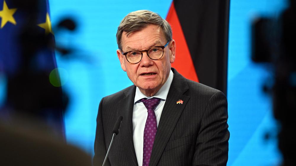  Nach Bundeskanzler Friedrich Merz spricht sich auch Außenminister Wadephul (beide CDU) für die Rückkehr der meisten Syrerinnen und Syrer in ihr Heimatland aus.