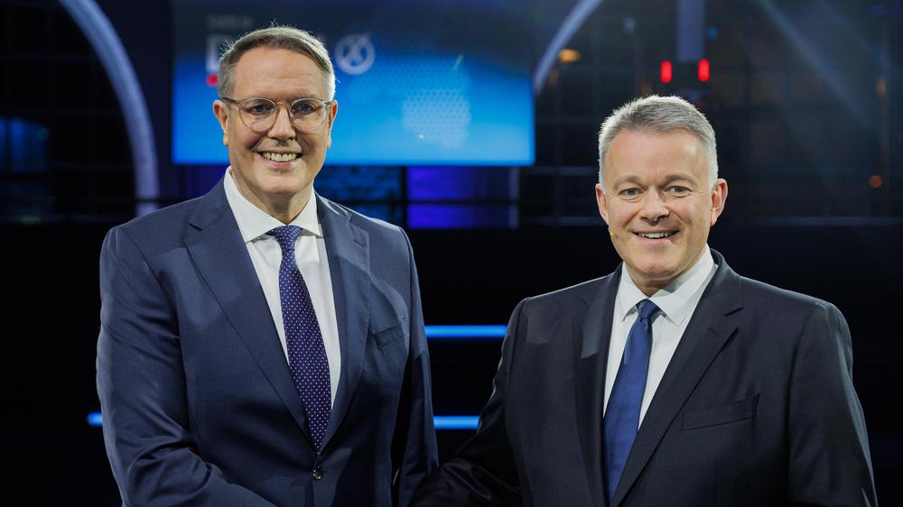 TV-Duell in Rheinland-Pfalz: SPD-Ministerpräsident Alexander Schweitzer (links) und CDU-Herausforderer Gordon Schnieder vor Beginn des TV-Duells