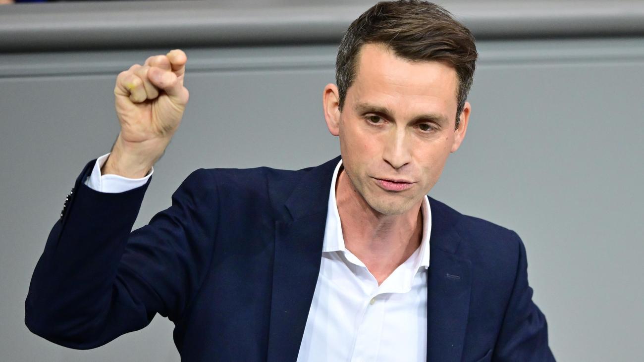 Spritpreis-Krise: Grünen-Politiker wirft Kanzler Merz Kontrollverlust vor