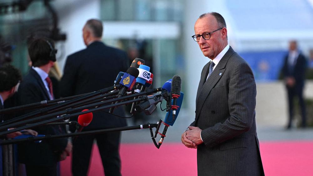  Bundeskanzler Friedrich Merz (CDU) sprach zu Beginn des EU-Gipfels auf Zypern zu Reportern.