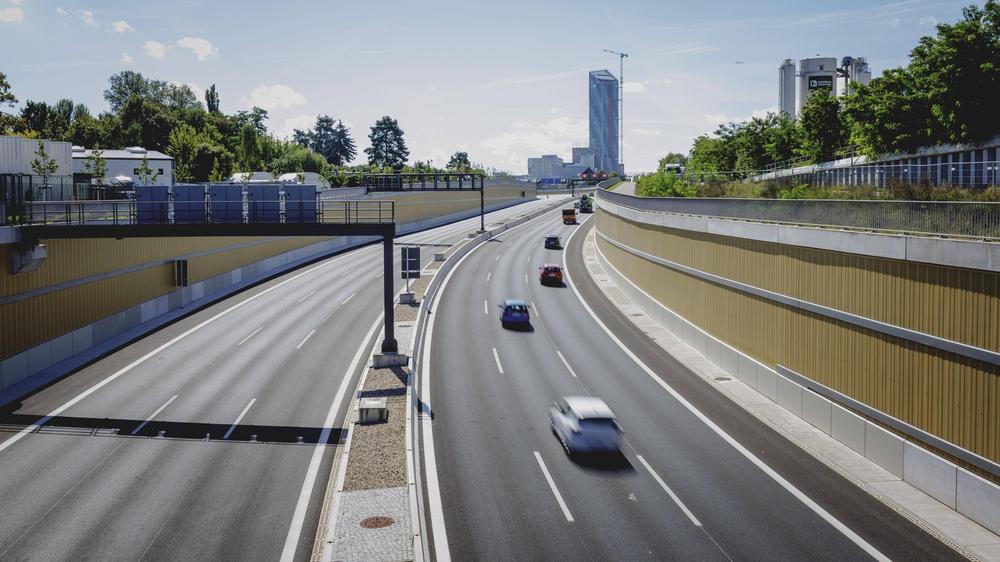 Pendlerpauschale und Stromsteuer: Verkehr auf der A100 in Berlin-Treptow: Bundeskanzler Friedrich Merz plant offenbar unter anderem eine Erhöhung der Pendlerpauschale.