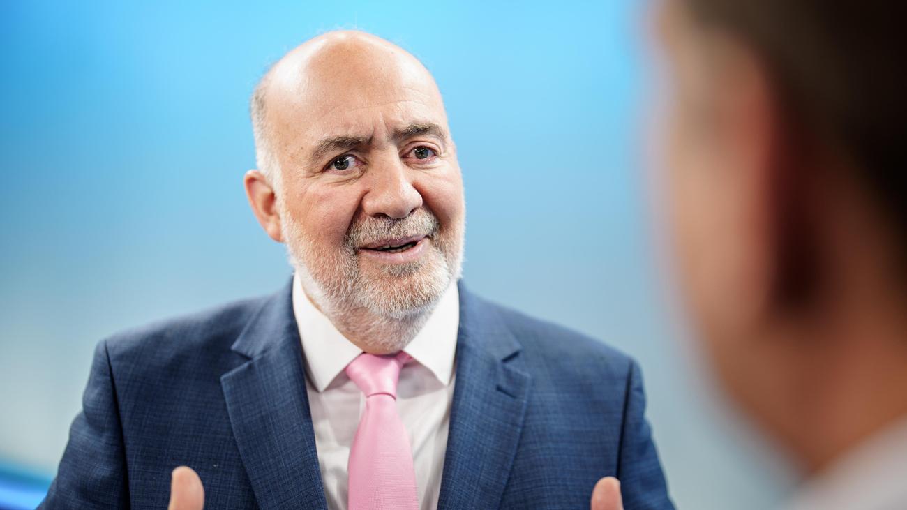 Antisemitismus : Israels Botschafter rät zu Maßnahmen gegen Antisemitismus 