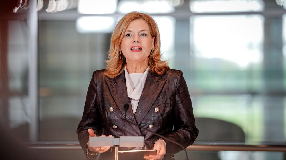  Das Signal-Konto von Bundestagspräsidentin Julia Klöckner (CDU) wurde einem Bericht zufolge gehackt. Das Bundesamt für Verfassungsschutz warnt vor Phishingangriffen.