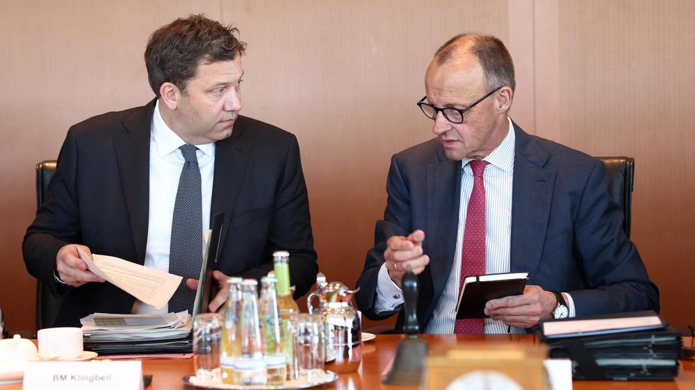 Reform der gesetzlichen Krankenversicherung: Vizekanzler und Finanzminister Lars Klingbeil (SPD) und Bundeskanzler Friedrich Merz (CDU) bei der Kabinettssitzung in Berlin.