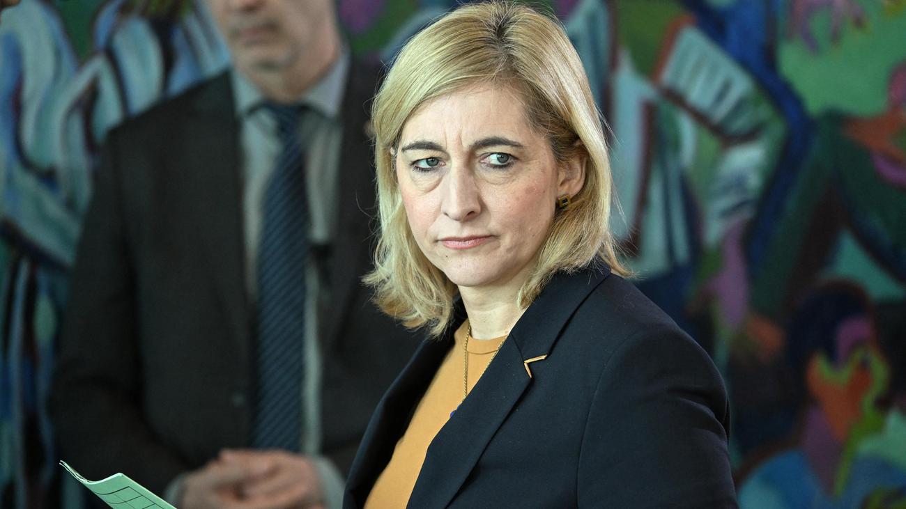 Bundesgesundheitsministerin: Warken will Mitversicherung von Ehepartnern nicht abschaffen