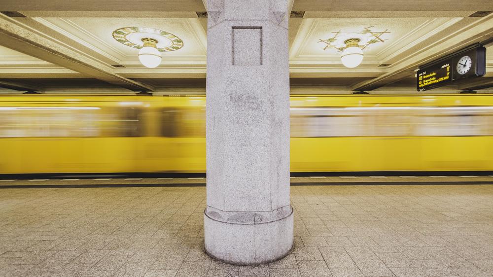 Schwarzfahren: Weil sie ohne Fahrschein unterwegs waren, landen Experten zufolge jährlich bis zu 9.000 Menschen in Deutschland im Gefängnis.