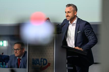 Landtagswahl 2026: Ulrich Siegmund, Spitzenkandidat für die Landtagswahl 2026 und Co-Vorsitzender der AfD-Landtagsfraktion, spricht auf dem Landesparteitag der AfD Sachsen-Anhalt in Magdeburg. Die Delegierten des Landesparteitages wollen das Regierungsprogramm zur Landtagswahl 2026 final erarbeiten und beschließen.