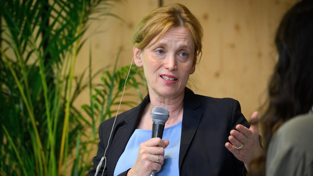 Bildschirmzeit von Kleinkindern : Karin Prien (CDU), Bundesministerin für Bildung, Familie, Senioren, Frauen und Jugend, will kleine Kinder vor digitalen Medien schützen.