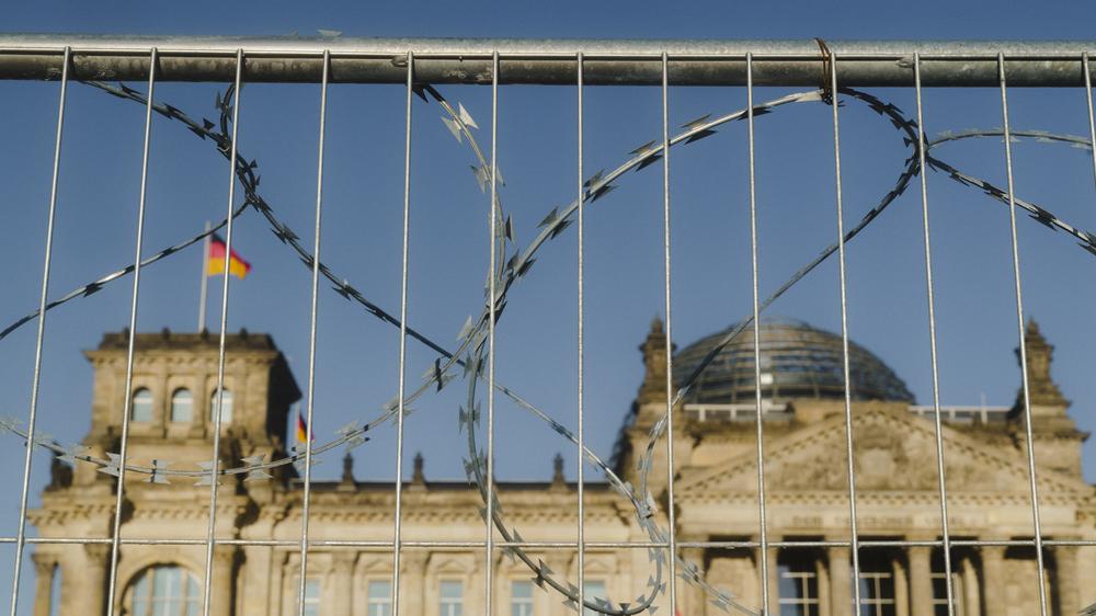 AfD-Mitarbeiter im Bundestag: Kein Zutritt: Das Reichstagsgebäude, Sitz des Deutschen Bundestages, für den der AfD-Mitarbeiter Tobias Laue keinen Zutrittsausweis erhielt.
