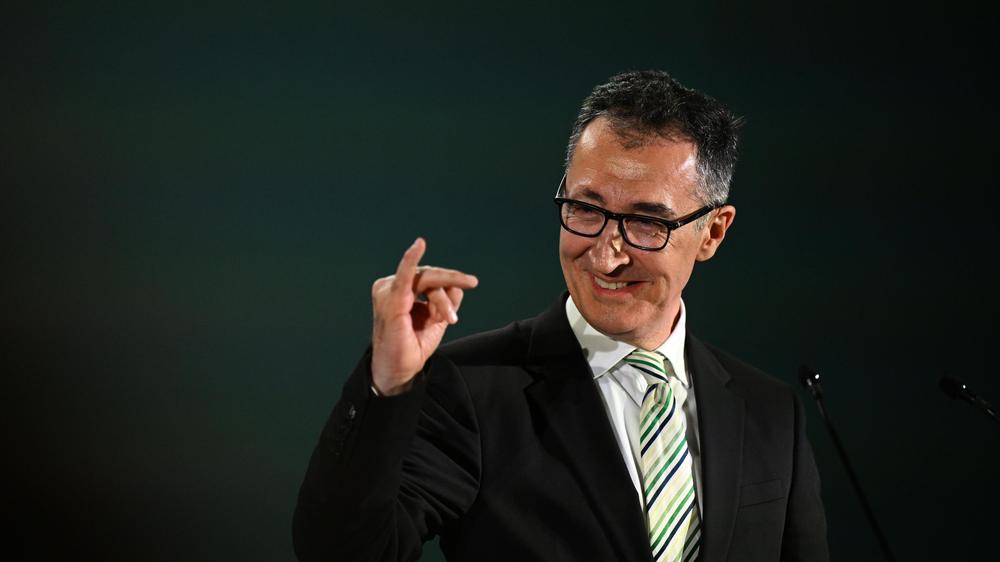 Baden-Württemberg: Cem Özdemir (Bündnis 90/Die Grünen), Spitzenkandidat Landtagswahl Baden-Württemberg, macht bei der Wahlparty seiner Partei eine Geste und reckt den kleinen Finger der rechten Hand hoch. Am 8. März fand in Baden-Württemberg die Landtagswahl statt. 08.03.2026 Stuttgart