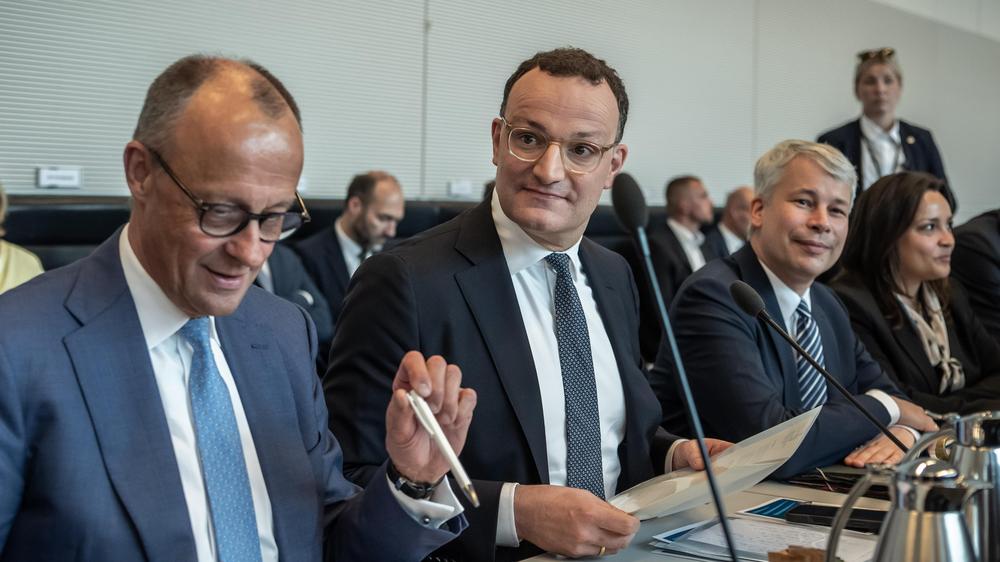 Union und AfD: Der CDU-Politiker Jens Spahn neben Bundeskanzler Friedrich Merz auf einer Fraktionssitzung im Mai 2025. »Mit mir wird es keine Zusammenarbeit mit dieser AfD geben«, sagte Spahn der »Rheinischen Post«.