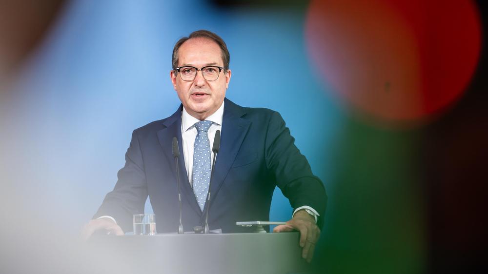 Migrationspolitik: Alexander Dobrindt (CSU) will die Zahl der Abschiebungen wieder deutlich erhöhen – der Bundesinnenminister plant dafür ein neues Gesetz.
