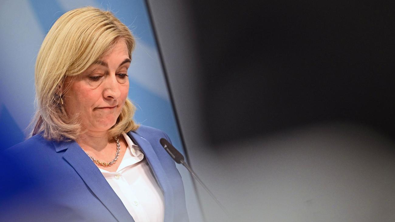 Gesetzliche Pflegeversicherung: Nina Warken erwartet Milliardendefizit bei der Pflegeversicherung