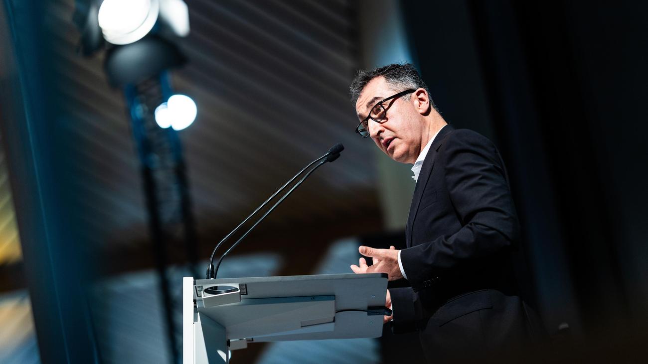 Grünen-Rückzug von X: Özdemir will auch ohne seine Parteispitze bei X bleiben