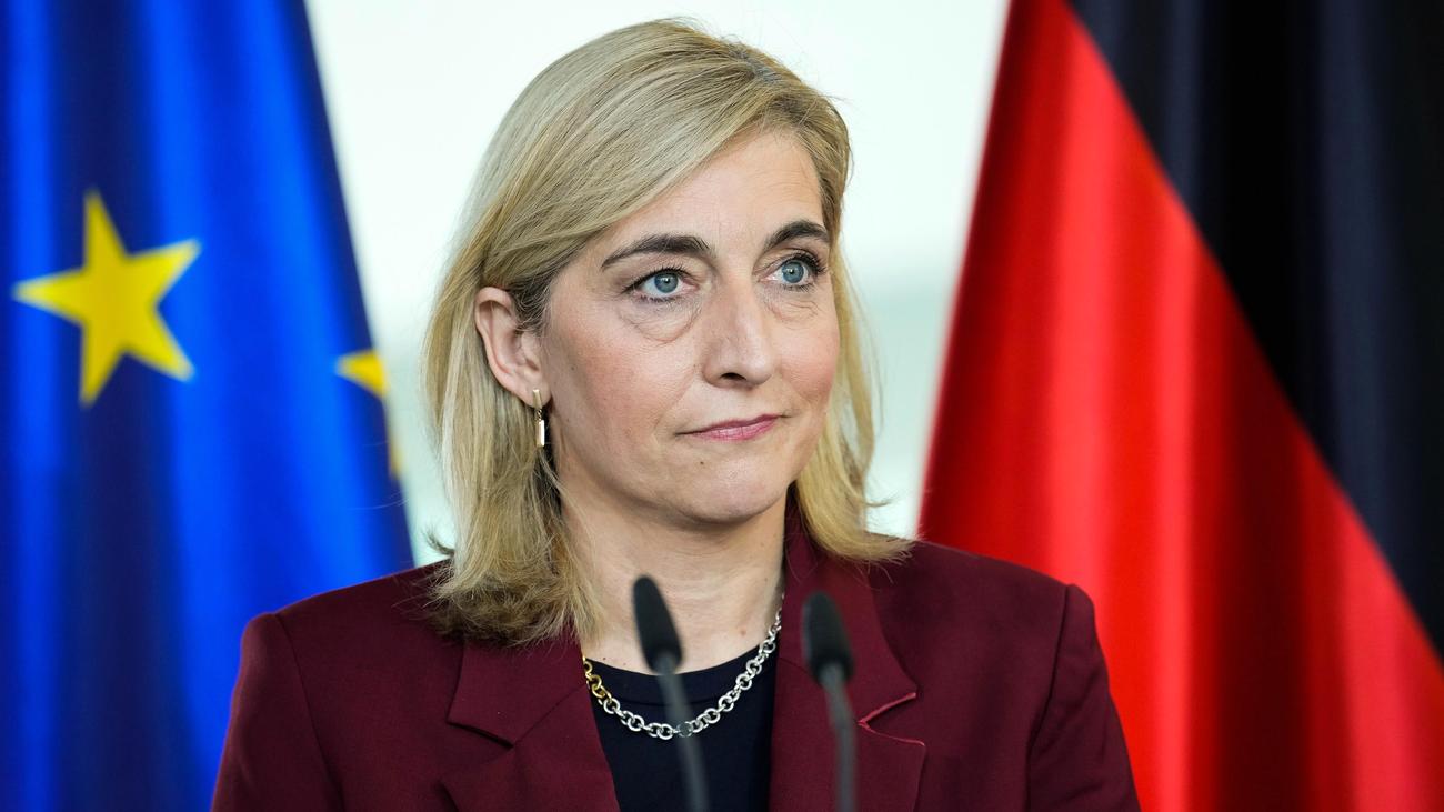 Pflegeversicherung: Warken will Besserverdienende bei Pflegebeiträgen stärker belasten