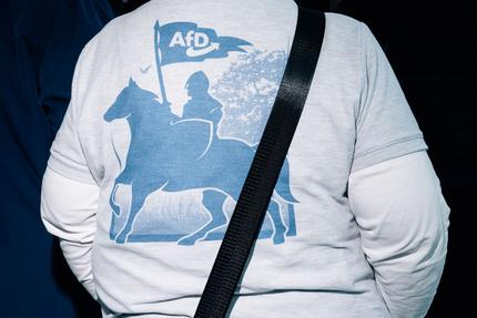 Regierungsübernahme der AfD: AfD Sachsen-Anhalt Parteitag 2026
AfD, Alternative fuer Deutschland, Parteitag, Sachsen-Anhalt, rechtsextrem, Rechtsextremismus, Merch, Merchandise
Deutschland, Sachsen-Anhalt, Magdeburg, Parteitag der AfD Sachsen-Anhalt in der Hypaschale, Teilnehmerin mit AfD Fanshirt, 11.4.2026 © Thomas Victor
Deutschland, Sachsen-Anhalt, Magdeburg, Parteitag der AfD Sachsen-Anhalt in der Hypaschale, Spitzenkandidat Ulrich Siegmund waehrend seiner Rede auf dem Parteitag, 11.4.2026 © Thomas Victor