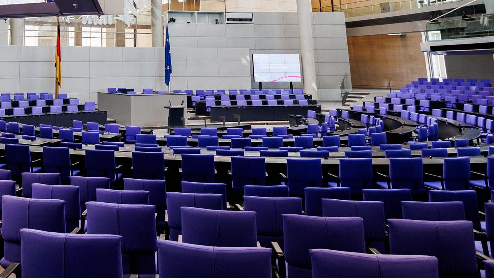 Sonntagstrend: Plenarsaal des Deutschen Bundestags: Die AfD kommt erstmals in Umfragen auf fünf Prozentpunkte mehr als andere Parteien.
