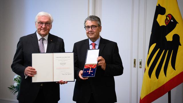 Bundesverdienstkreuz: Früherer Vizekanzler Sigmar Gabriel erhält Bundesverdienstkreuz