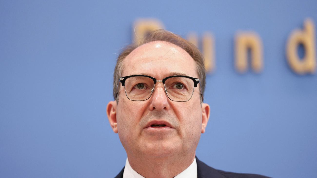 Verfassungsschutzbericht 2025: Livestream: Innenminister und Verfassungsschutz zur Sicherheitslage
