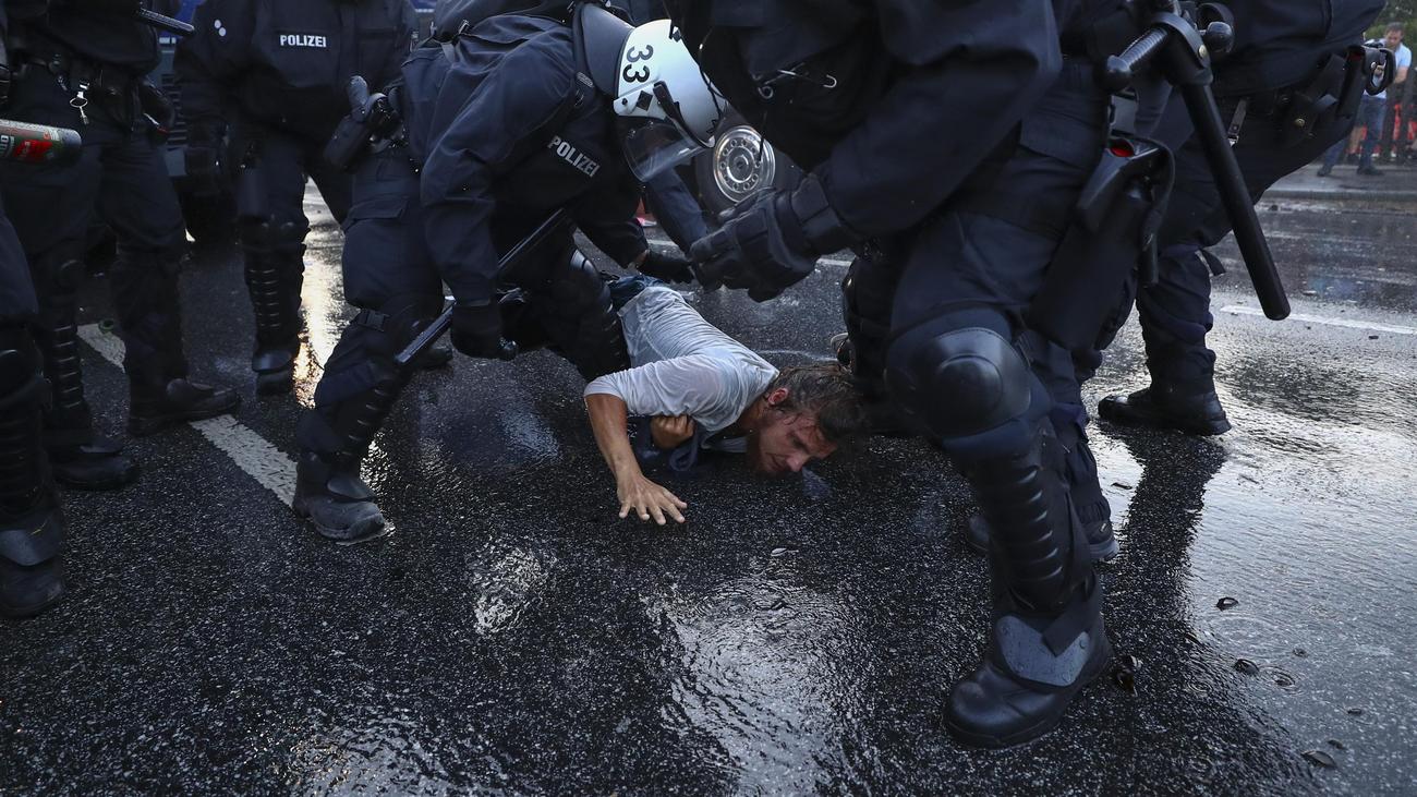 G20-Gipfel in Hamburg: Zwei Polizisten entschuldigen sich für Gewalt auf G-20-Gipfel
