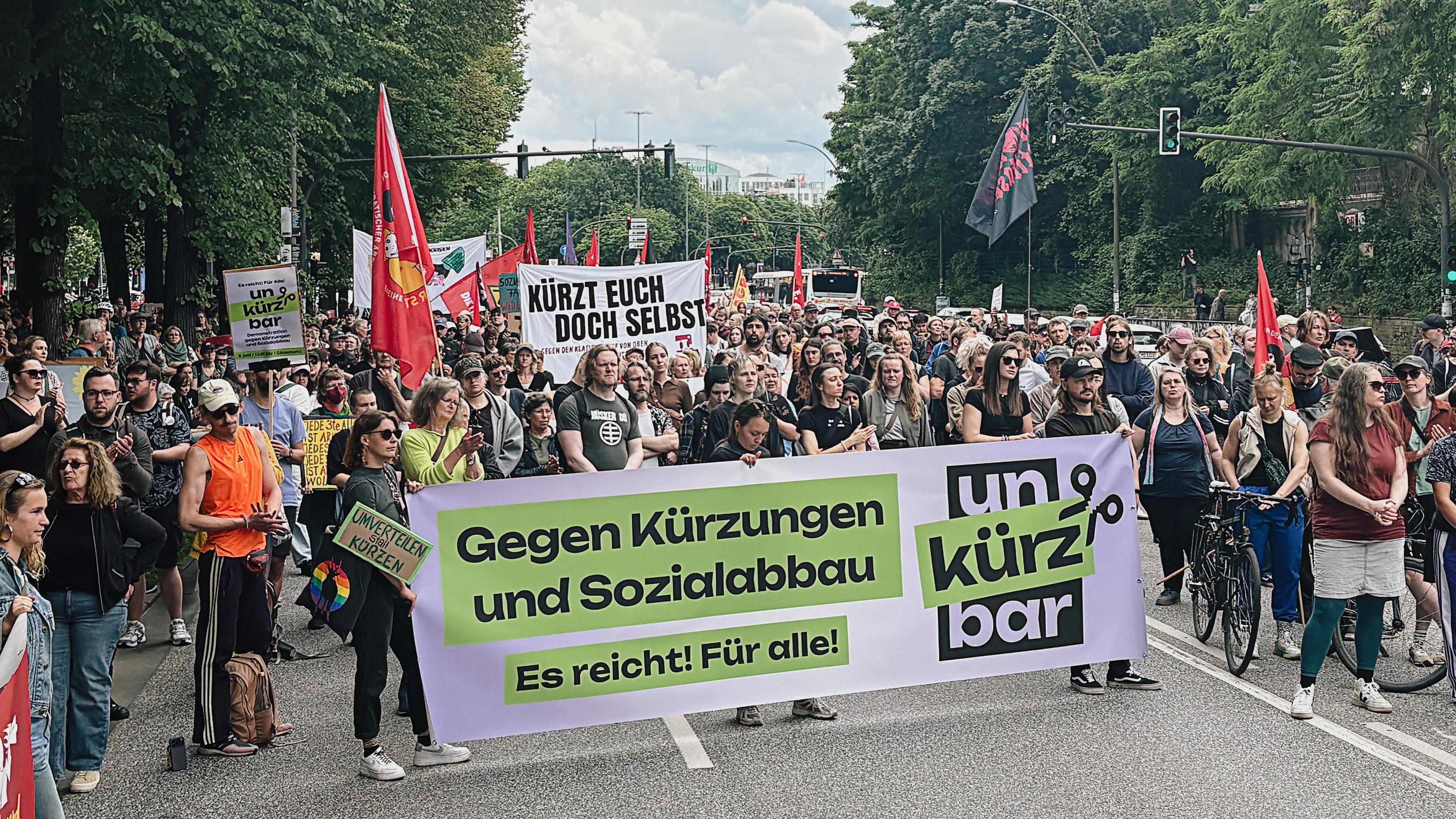 Lange Nacht der ZEIT: Vor der Veranstaltung demonstrierten Menschen gegen Sozialabbau.