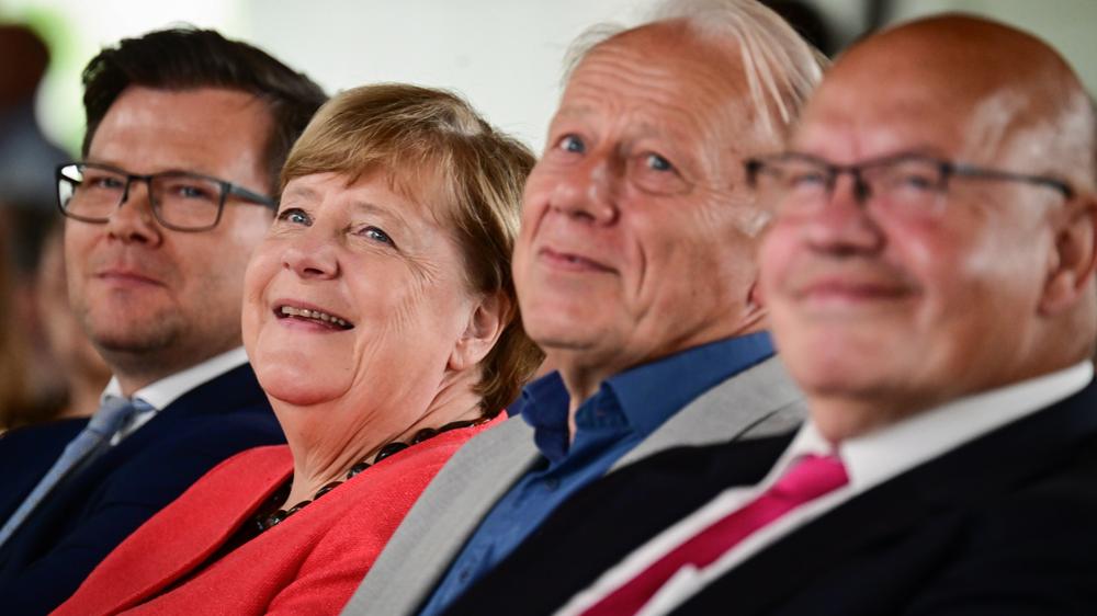 Umweltpolitik in Deutschland: Angela Merkel mit dem amtierenden Umweltminister Carsten Schneider (links) und den Amtsvorgängern Jürgen Trittin und Peter Altmaier