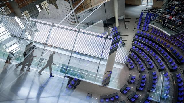 Abgeordnetendiäten im Bundestag: Bundestag setzt Erhöhung von Abgeordnetendiäten aus