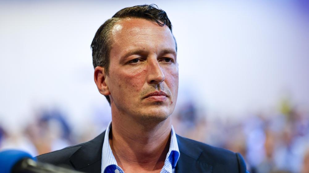  Der Bundestagsabgeordnete Matthias Helferich (AfD) wirft seinem Fraktionskollegen Knuth Meyer-Soltau vor, ihn beschimpft und vom Stuhl geschubst zu haben.