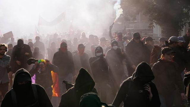 AfD-Parteitag in Erfurt: AfD-Bürgerbüro mit Pyrotechnik und Farbbeuteln angegriffen
