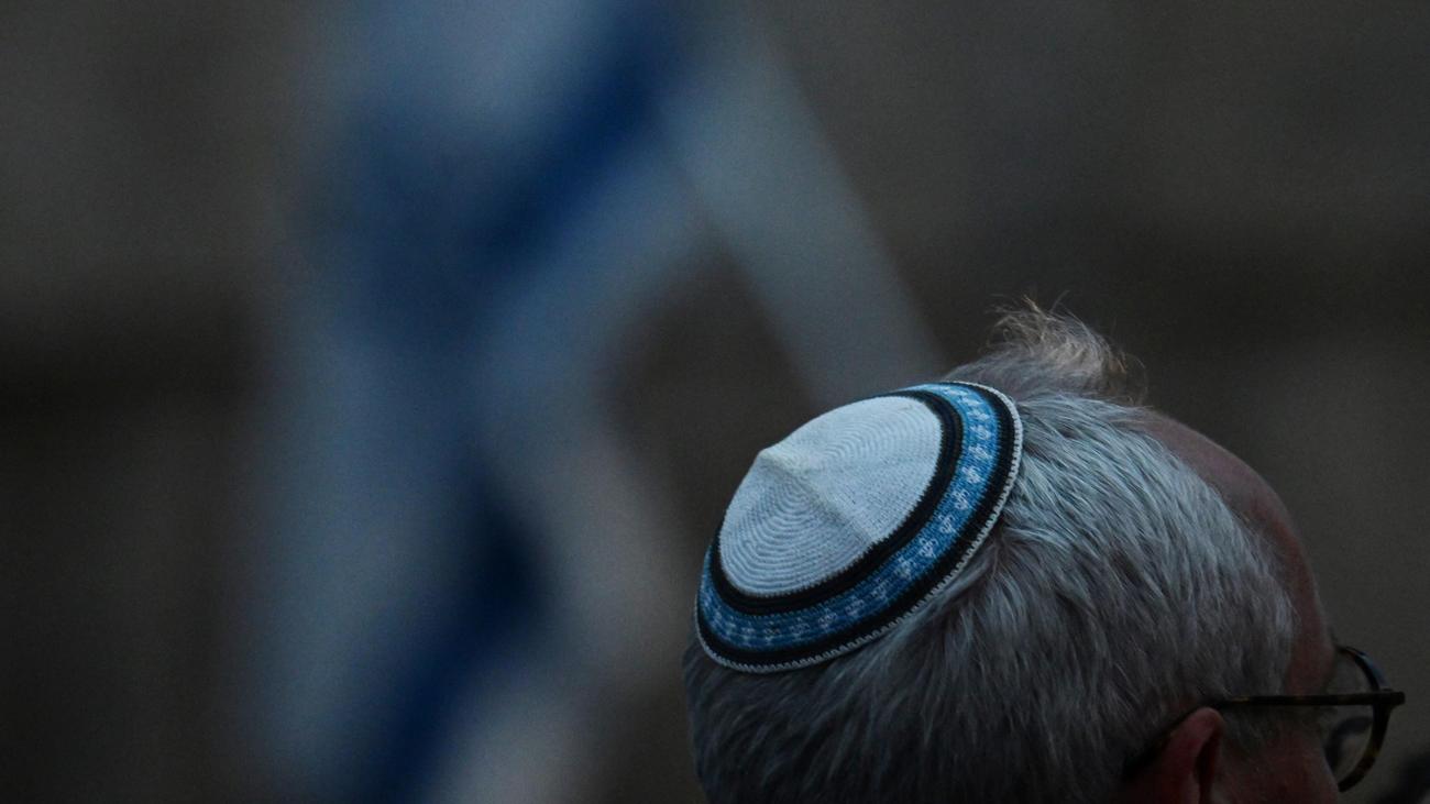 Antisemitische Gewalt: Mann mit Israel-Anstecker bei Angriff schwer verletzt