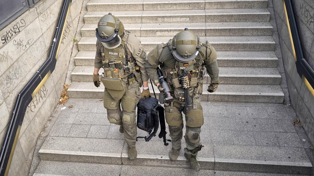 Anschlag auf den Berliner CSD: Schwer bewaffnete Spezialkräfte der Polizei sperren sämtliche Zugänge zum S-Bahnhof Anhalter Bahnhof in Berlin ab.