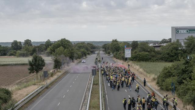 Demonstrationen in Erfurt: »Schauen Sie uns an, von uns geht keine Gewalt aus«