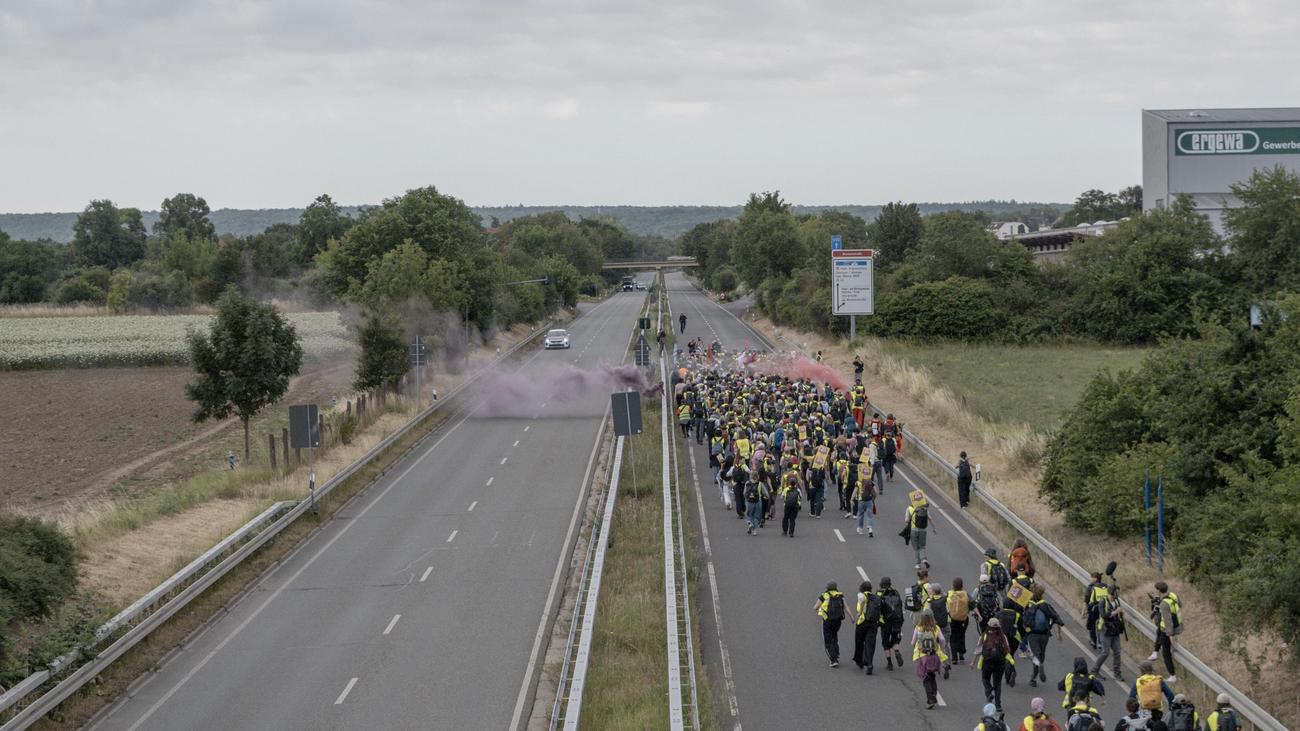 Demonstrationen in Erfurt: »Schauen Sie uns an, von uns geht keine Gewalt aus«