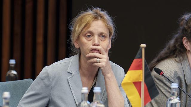 Elterngeld: SPD-Fraktion kritisiert Elterngeldpläne von Karin Prien