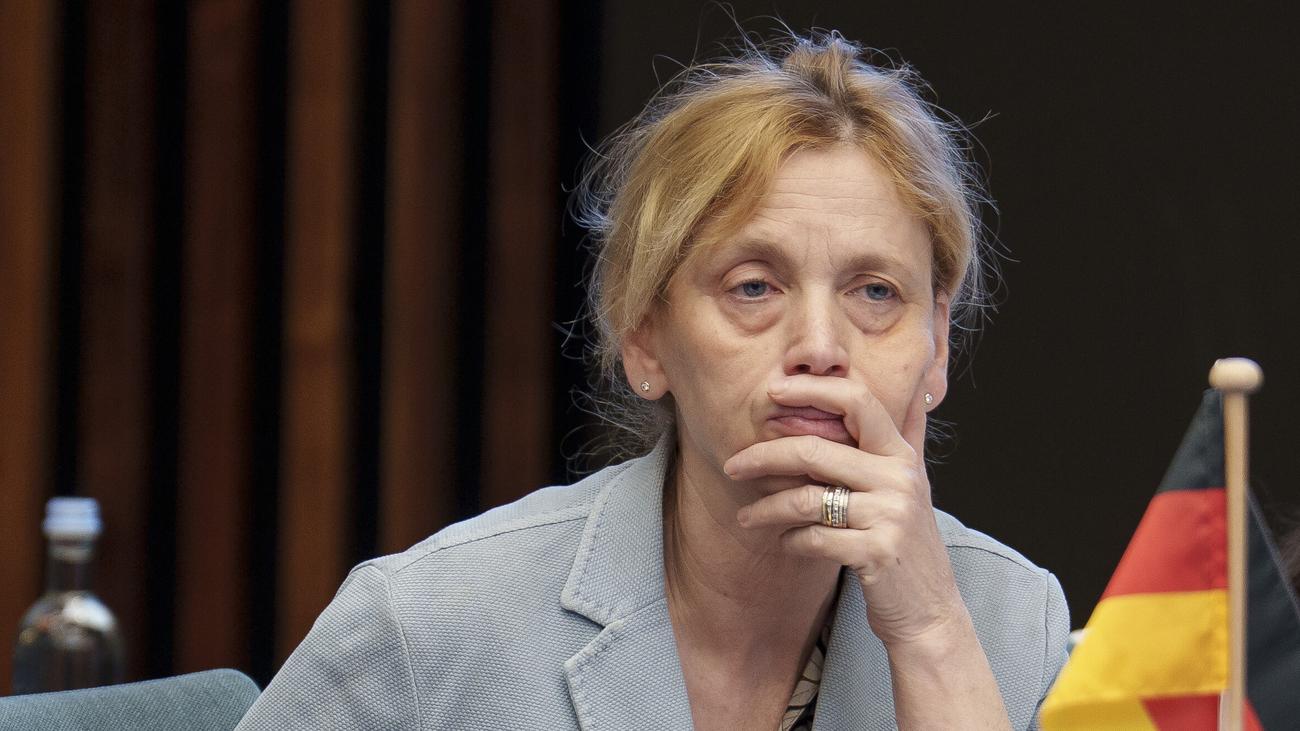 Elterngeld: SPD-Fraktion kritisiert Elterngeldpläne von Karin Prien 