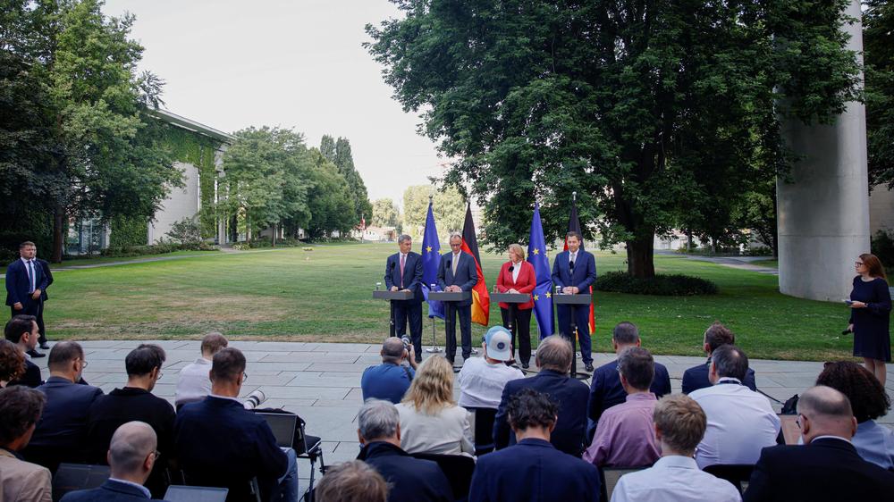  CSU-Chef Markus Söder, Bundeskanzler Friedrich Merz (CDU), Bundesarbeitsministerin Bärbel Bas (SPD) und Bundesfinanzminister Lars Klingbeil (SPD) bei einer Pressekonferenz im Garten des Kanzleramts.