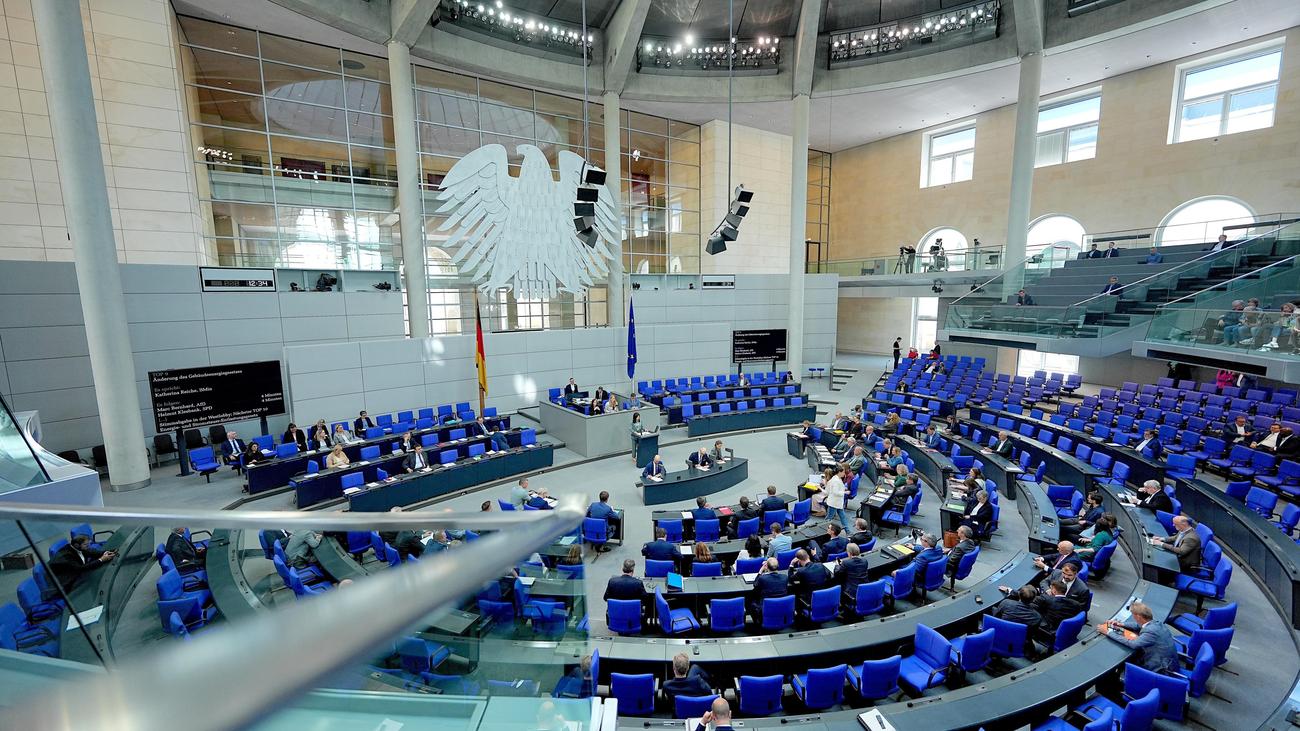 Finanzhilfe der Bundesregierung: Bundestag beschließt Gesetz zur Entlastung von Ländern und Kommunen