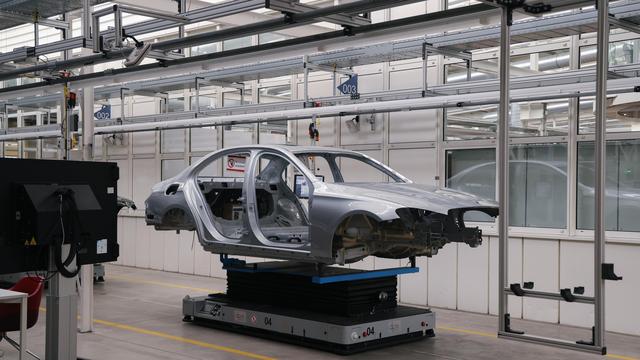 Mercedes-Benz: 33.000 Beschäftigte demonstrieren gegen Sparpläne bei Mercedes-Benz