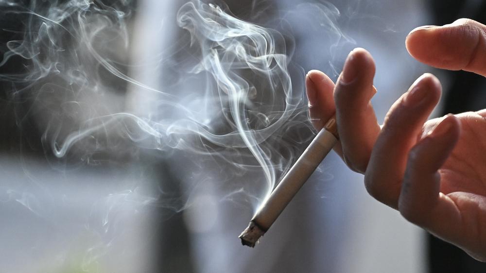 Tabaksteuer: Raucher müssen künftig noch tiefer in die Tasche greifen.