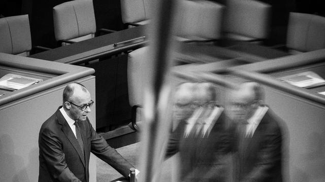 Regierungserklärung: Als es heißt, »Sommer, Sonne, Sozialkahlschlag«, steht der Kanzler auf