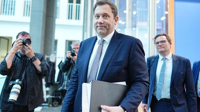Schulden: Lars Klingbeil kündigt baldigen Bericht zur Schuldenbremse an