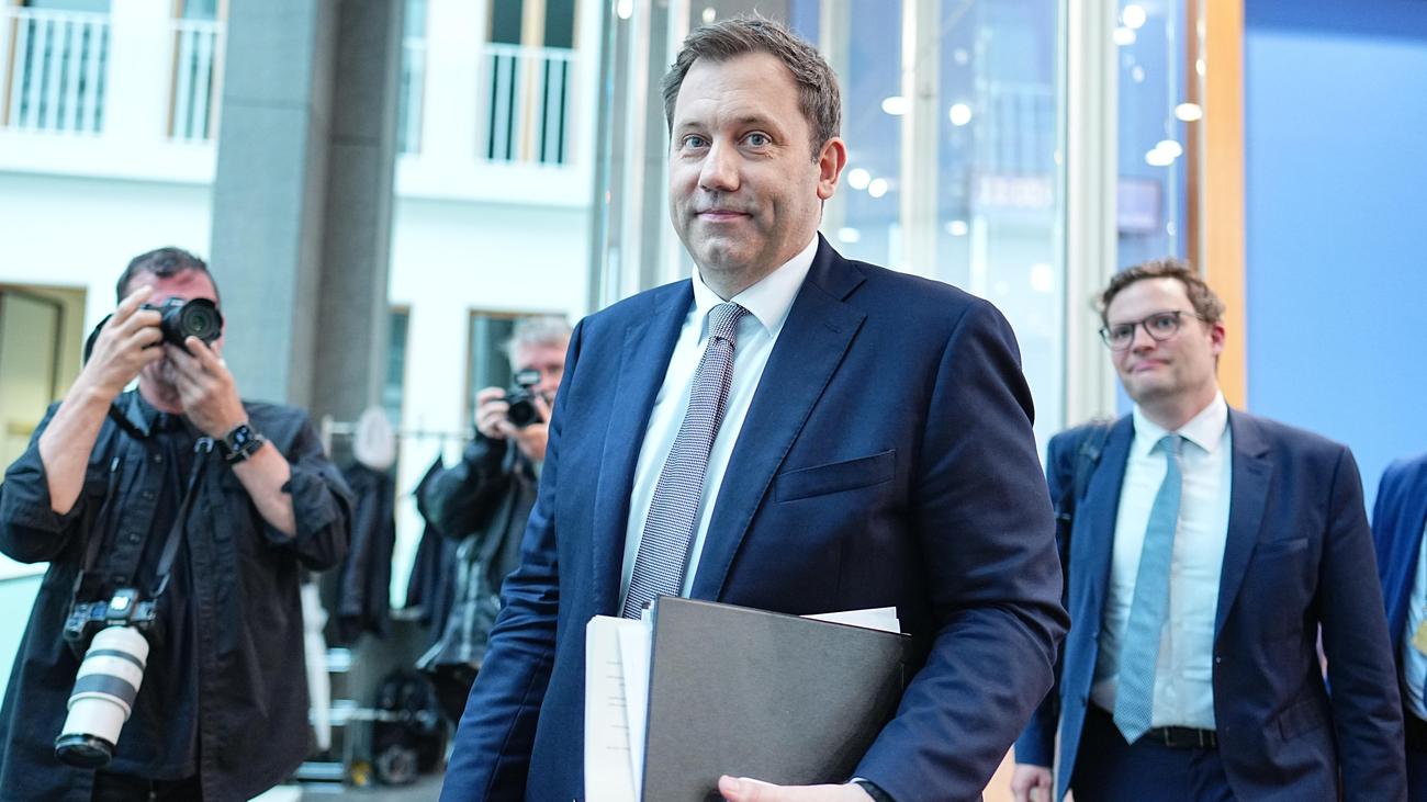 Schulden: Lars Klingbeil kündigt baldigen Bericht zur Schuldenbremse an