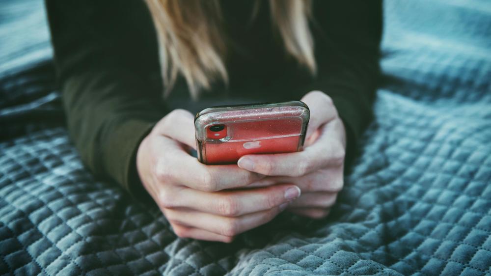 Social-Media-Altersgrenze: Ein EU-Expertenbericht fordert eine Altersgrenze von 13 Jahren bei der Social-Media-Nutzung.